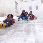 Bayburt’ta kar yağışı sonrası çocuklar, Şingah Mahallesi’nde kayak keyfi yaptı.