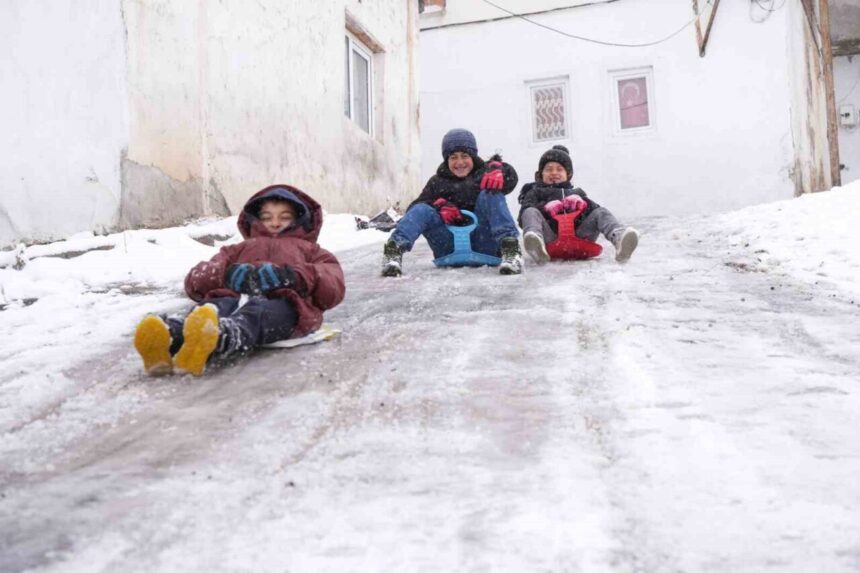Bayburt’ta kar yağışı sonrası çocuklar, Şingah Mahallesi’nde kayak keyfi yaptı.