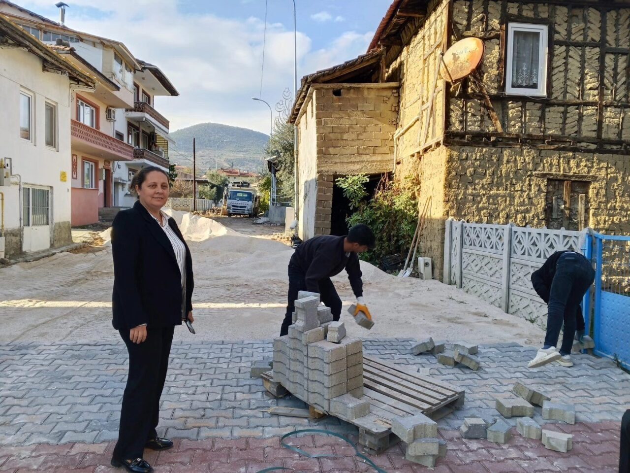 Bilecik’in Bayırköy beldesinde İnönü Caddesi'nde bozulan yollar için yenileme çalışmaları