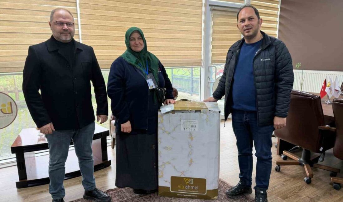 Düzce Belediyesi'nin Cumhuriyet Bayramı etkinliğinde Rukiye Tuna, Türk Bayrağı'nı korumak