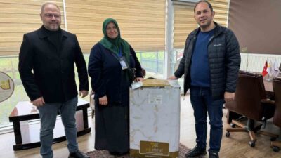 Düzce Belediyesi'nin Cumhuriyet Bayramı etkinliğinde Rukiye Tuna, Türk Bayrağı'nı korumak