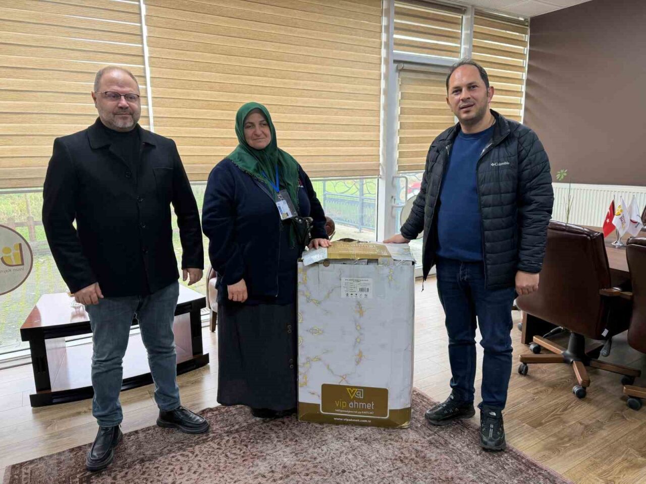 Düzce Belediyesi'nin Cumhuriyet Bayramı etkinliğinde Rukiye Tuna, Türk Bayrağı'nı korumak