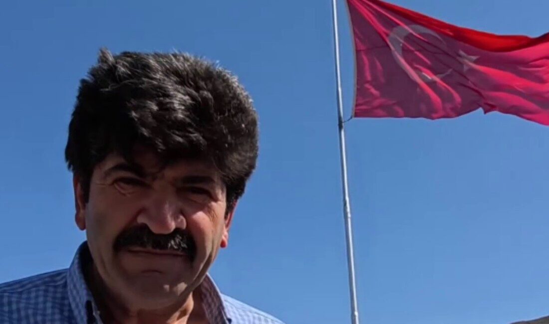 Bayrak sevgisini her tepeye taşıyan vatansever Feyzullah Coşkun, köyünde gurur kaynağı olmaya devam ediyor. Erzurum'un Tortum ilçesinde yaşayan Feyzullah Coşkun, "Bayrak Adam" olarak tanınıyor.