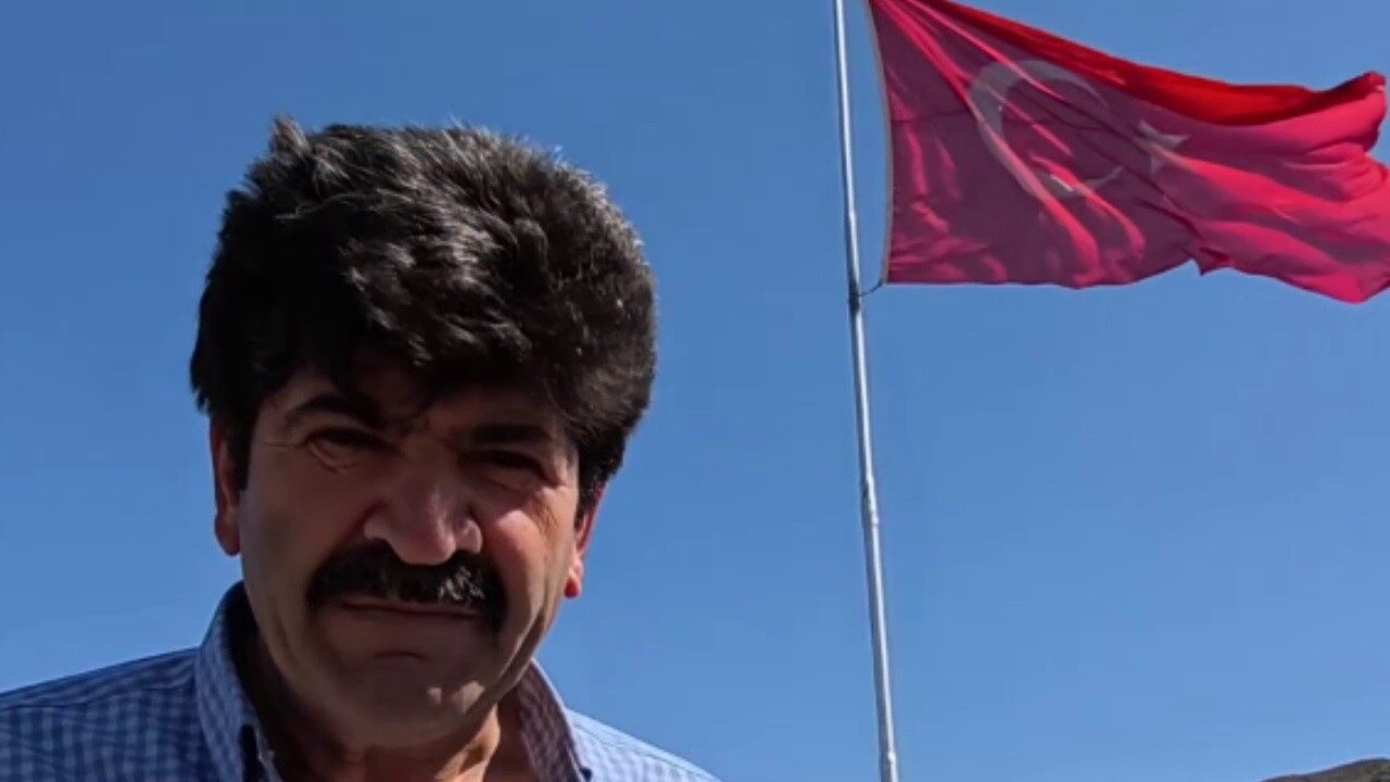 Erzurum'un Tortum ilçesinde yaşayan Feyzullah Coşkun, "Bayrak Adam" olarak tanınıyor.