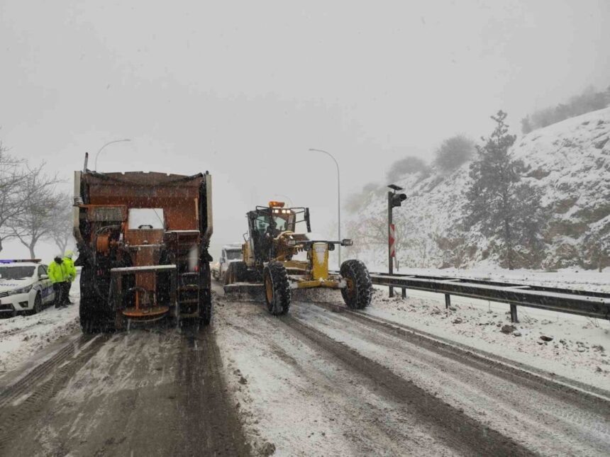 Şanlıurfa’da yoğun kar nedeniyle bazı yollar geçici olarak trafiğe kapatıldı.