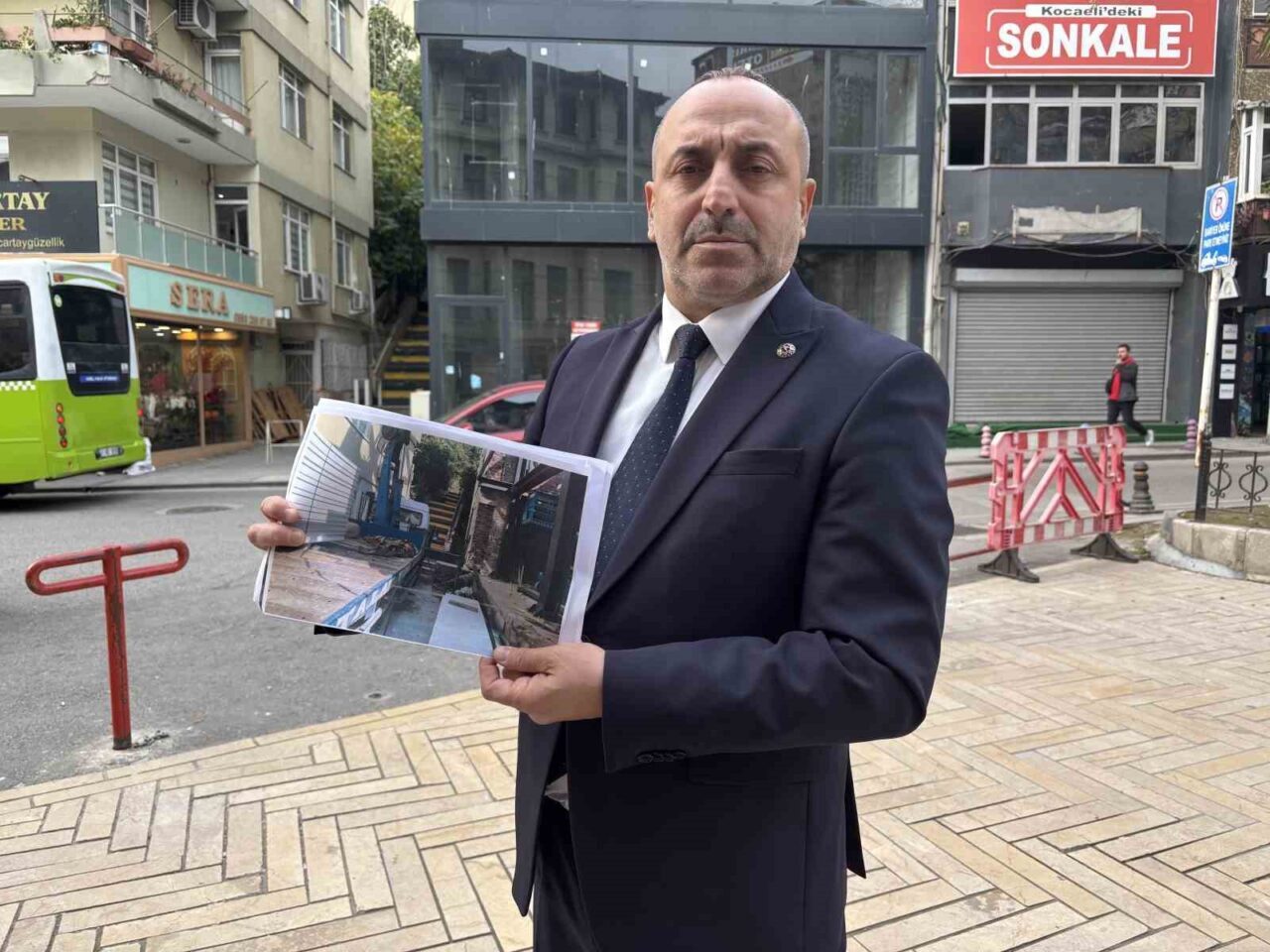 Kocaeli'de MHP İzmit İlçe Başkanı İlker Kazan, mühürlü bir binanın