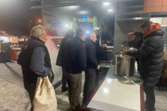 Osmaneli Belediyesi, fabrikalarda çalışan vatandaşlara sabah çorbası dağıttı.