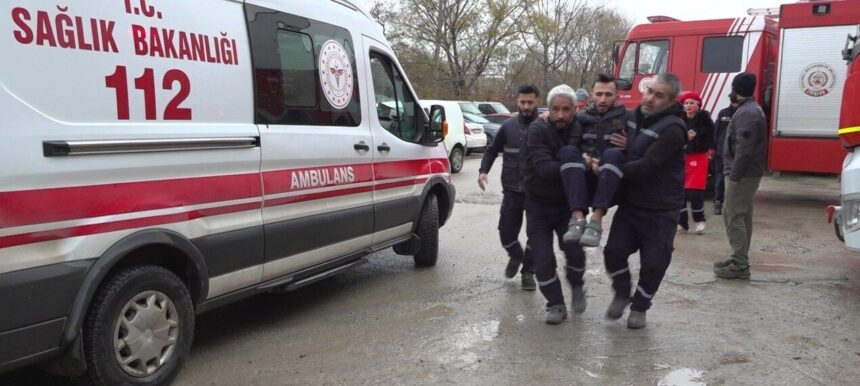 Kocaeli’ndeki beton fabrikasının çatısında yangın çıktı, 2 işçi dumandan etkilendi.