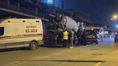 İstanbul Arnavutköy'de bir beton mikseri sürücüsü, aracının hortumunu temizlerken mikserin