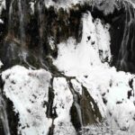 Girlevik Şelalesi, kar yağışının ardından beyaz örtüsüyle kartpostallık manzaralar sundu.