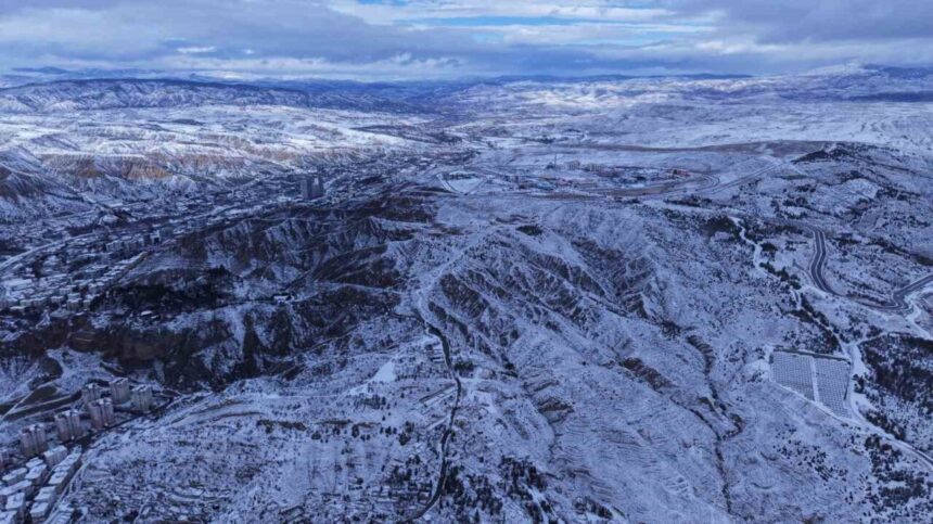 Çankırı’da karla örtülen şehir merkezi havadan görüntülendi.