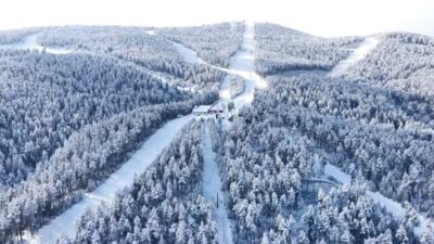 Kars’ın Sarıkamış ilçesi, erken yağan karlarla beyaza bürünerek kış masalını