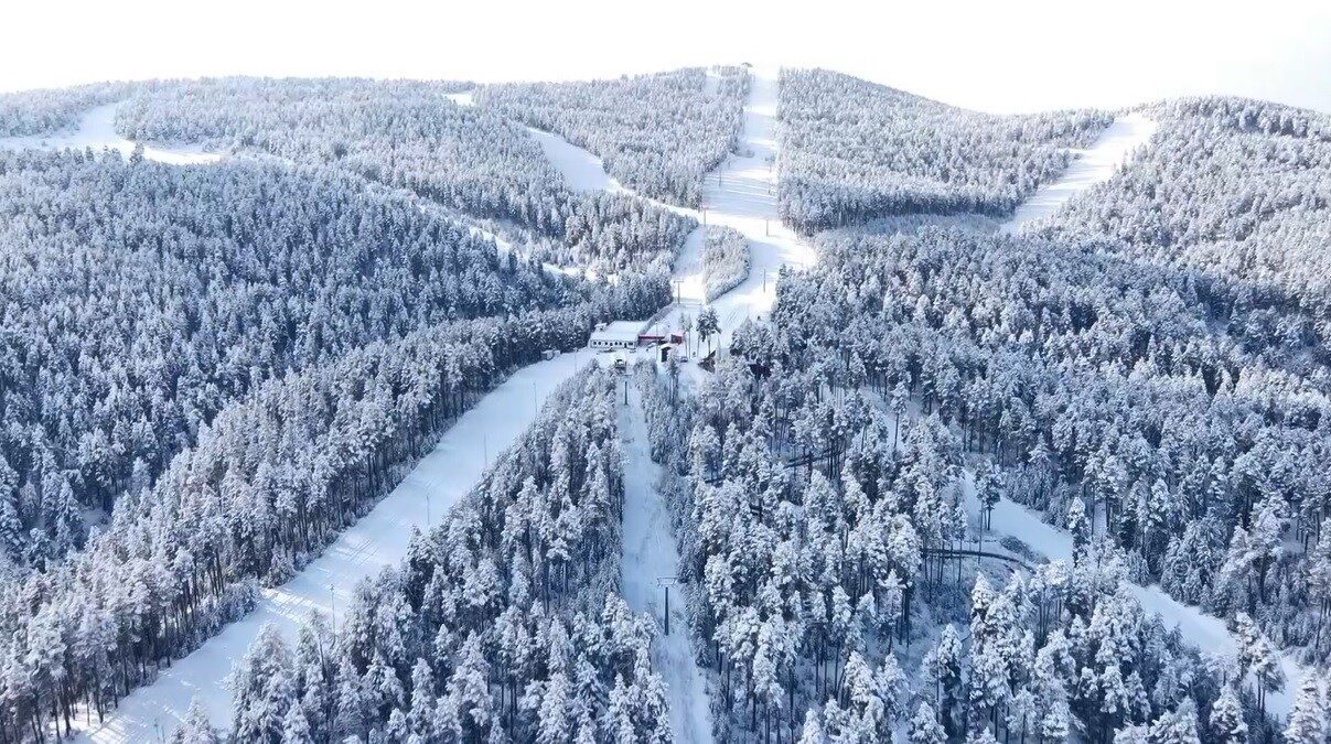 Kars’ın Sarıkamış ilçesi, erken yağan karlarla beyaza bürünerek kış masalını