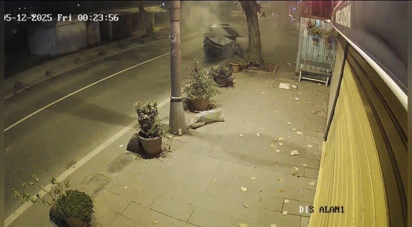 Beykoz'da ehliyetsiz sürücü Mustafa A., direksiyon hakimiyetini kaybederek otomobiliyle ağaçla