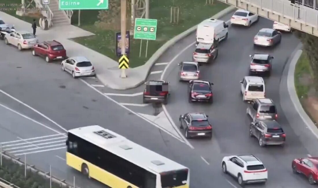 Beykoz Kavacık’ta Dron Destekli Trafik Denetiminde 32 Sürücüye Cezalar Uygulandı Beykoz Kavacık TEM bağlantısında yapılan dronlu denetimlerde, "kaynak yapma" ihlalleri