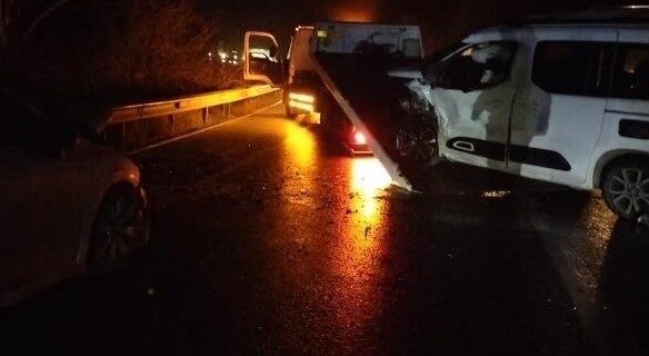 Beykoz'da gece saatlerinde iki otomobilin kafa kafaya çarpışması sonucu 7