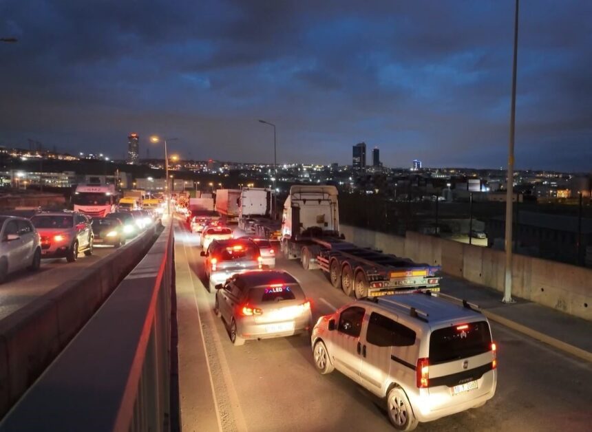 Beylikdüzü Ambarlı limanında tır şoförleri uzun beklemelere karşı eylem yaptı, trafik durma noktasına geldi.
