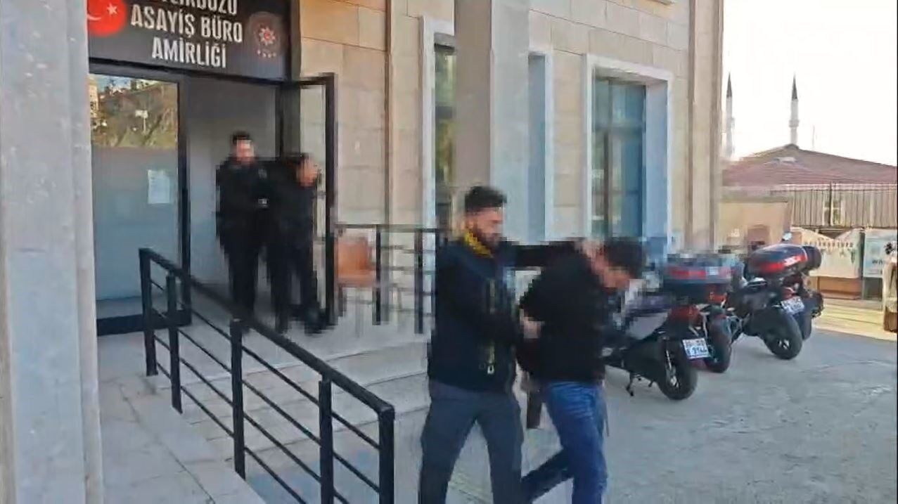 Beylikdüzü’ndeki silahlı saldırıyla ilgili şüpheli Bayrampaşa’da yakalandı, adliyeye sevk edildi.