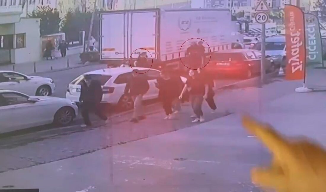 İstanbul Beylikdüzü'nde Emina Dilitaş ve arkadaşının 9 yaşındaki kızı, yolun