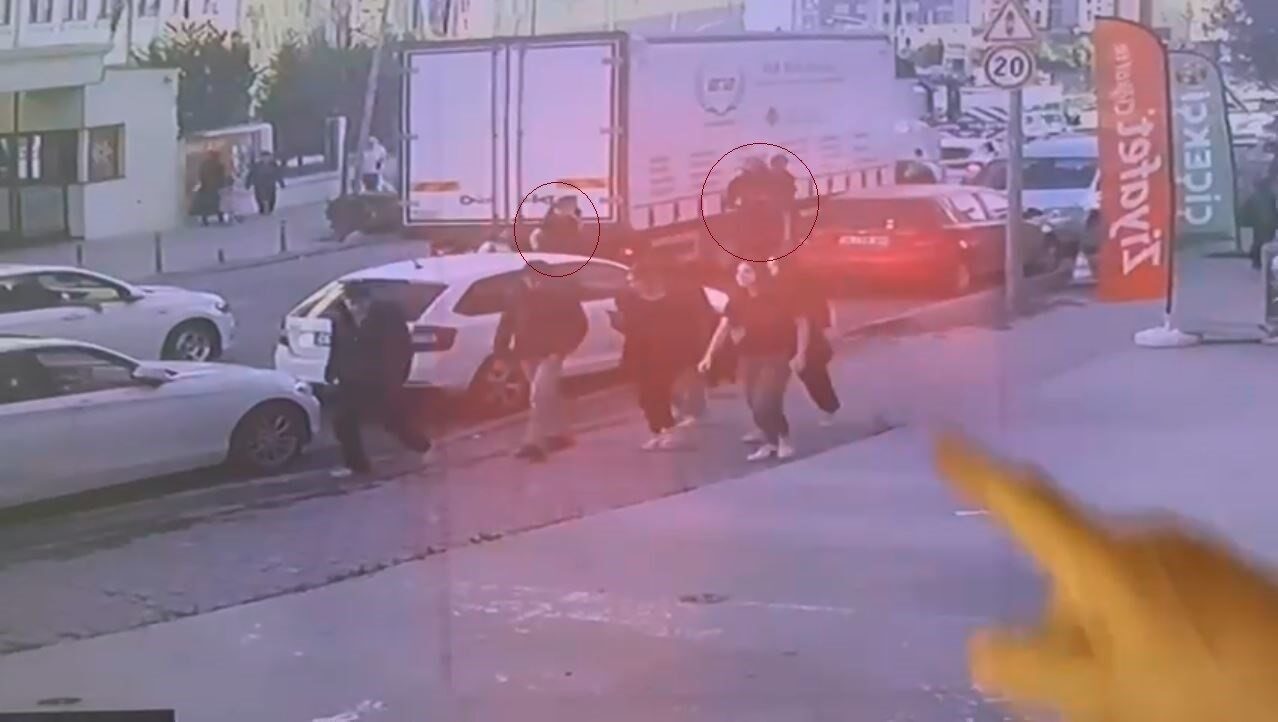 İstanbul Beylikdüzü'nde Emina Dilitaş ve arkadaşının 9 yaşındaki kızı, yolun