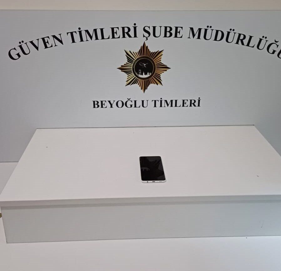 Beyoğlu'nda bankta uyuyan birinin cep telefonunu çalan 27 yaşındaki U.D.,