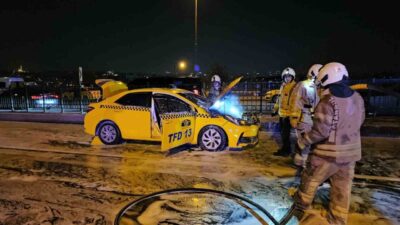 Beyoğlu'nda, D.K. yönetimindeki ticari taksinin motor kısmında yangın çıktı. Sürücü