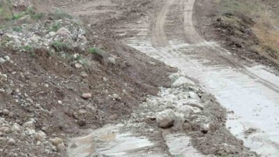 Beypazarı'ndaki Adaören yolunda meydana gelen heyelan sebebiyle yol trafiğe kapatıldı.