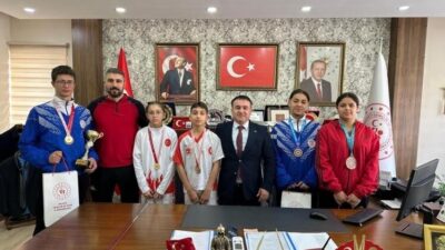 Bilecikli kick boks sporcuları Mert Demir, Fatmagül Yağcı, Cemre Su