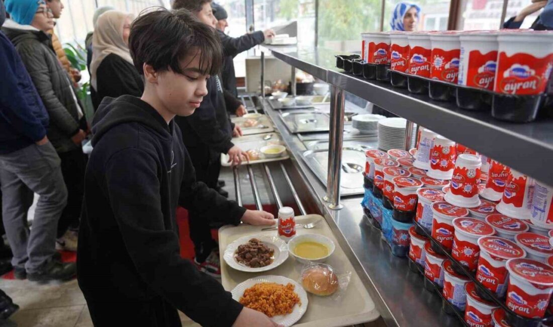 Gürcistan’da Düşen Uçak Sonrası Şehit İlhan Ongan İçin Bilecik’te Binlerce Kişiye Ücretsiz Yemek İkramı Yapıldı Gürcistan'da düşen askeri kargo uçağında şehit olan İlhan Ongan anısına