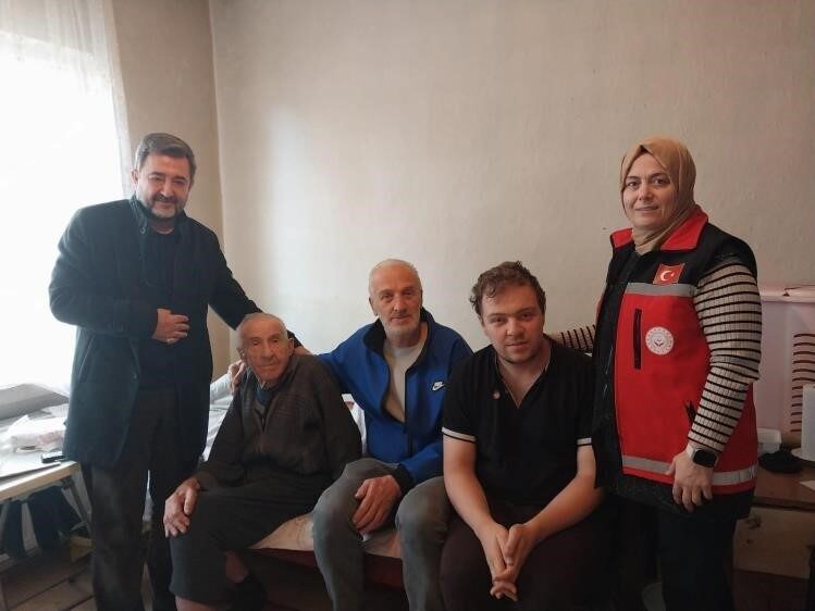 Bilecik’te 5 Kuşak Bir Arada Yaşayan Hasgül Ailesine Sosyal Hizmet Desteği Ziyareti Gerçekleşti Bilecik'in Pazaryeri'nde yaşayan 5 kuşak Hasgül ailesi, Bozüyük Sosyal Hizmet