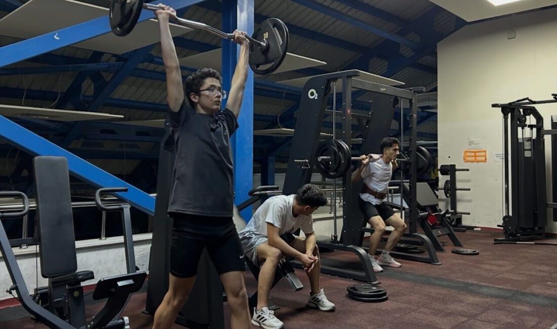 Bilecik’te Atletizm Antrenmanları Hız Kesmeden Devam Ediyor Bilecik’teki atletizm antrenmanları, Bahçelievler Kapalı Yüzme Havuzu - Fitness Salonu’nda