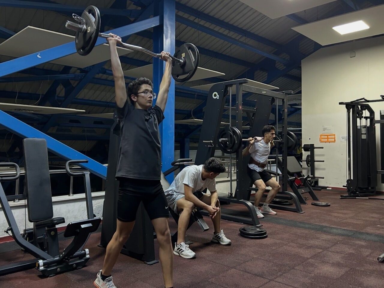 Bilecik’teki atletizm antrenmanları, Bahçelievler Kapalı Yüzme Havuzu - Fitness Salonu’nda