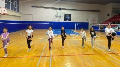 Bilecik’te badminton antrenmanları, sporcuların raket kontrolü ve koordinasyon becerilerini geliştirmek