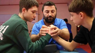 Bilecik'te düzenlenen Bilek Güreşi Gençler İl Birinciliği, İstasyon Kapalı Spor