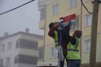 Bilecik Belediyesi, Mahalle Sakinlerinden Tam Not Alarak Tabela Yenileme Çalışmasını Başlattı