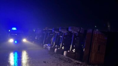 Bilecik'te Halim Y. yönetimindeki tır, kontrolden çıkarak devrildi. Kazada sürücü