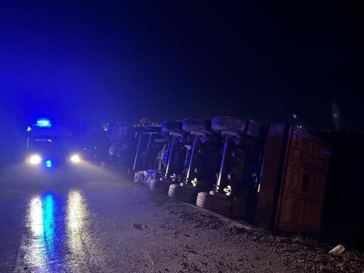 Bilecik'te Halim Y. yönetimindeki tır, kontrolden çıkarak devrildi. Kazada sürücü