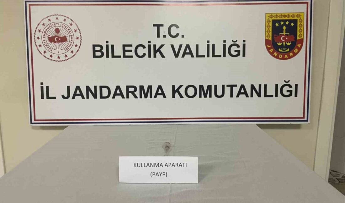 Bilecik’te Jandarma Uygulamasında Uyuşturucu Aparatı Ele Geçirildi Bilecik'te jandarma ekipleri, Gölpazarı-Vezirhan karayolunda dur ihtarına uymayan E.C. yönetimindeki