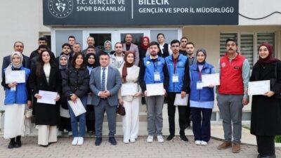 Bilecik'te yurtlarda yürütülen gönüllülük faaliyetlerine katılan öğrencilere teşekkür belgeleri verildi.