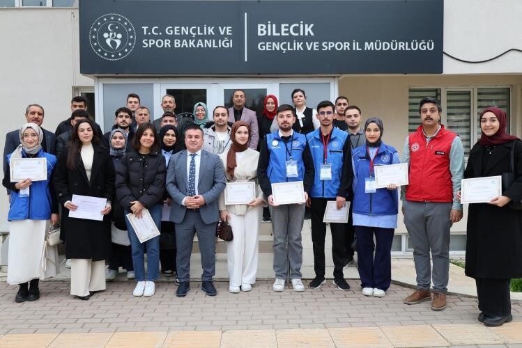 Bilecik'te yurtlarda yürütülen gönüllülük faaliyetlerine katılan öğrencilere teşekkür belgeleri verildi.