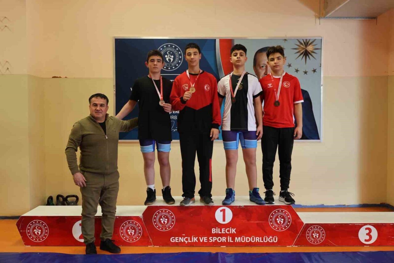 Bilecik'teki genç sporcular, güreş branşında yoğun antrenmanlarla teknik becerilerini geliştirdi.