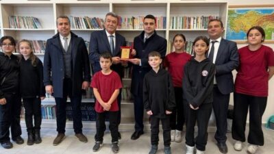 Bilecik’in Osmaneli ilçesinde Atatürk Ortaokulu Kütüphanesi, hayırsever Yener Demirel’in desteğiyle