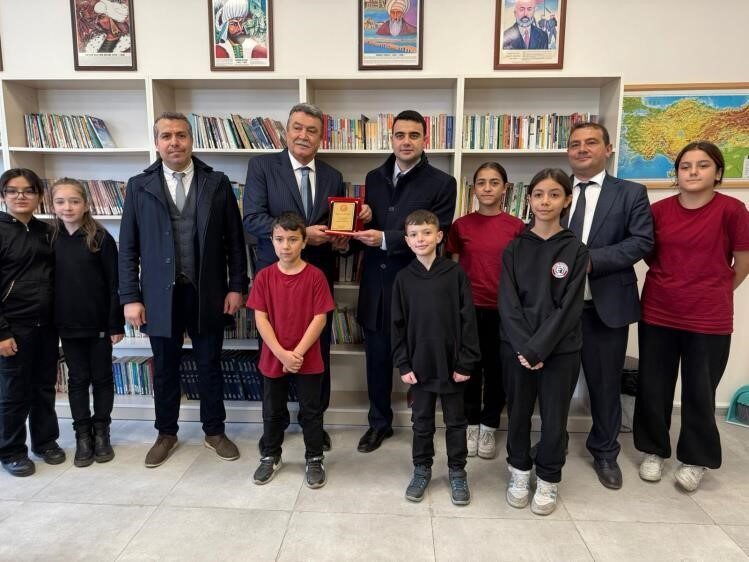 Osmaneli’nde Hayırsever Destek ile Okul Kütüphanesi Yenilendi Bilecik’in Osmaneli ilçesinde Atatürk Ortaokulu Kütüphanesi, hayırsever Yener Demirel’in desteğiyle