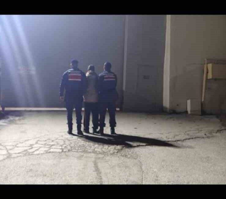 Bilecik’te Hırsızlık Suçundan Aranan Şahıs Jandarma Tarafından Yakalandı Bilecik'in Vezirhan ilçesinde, hırsızlık suçundan aranan E.T. isimli şahıs jandarma