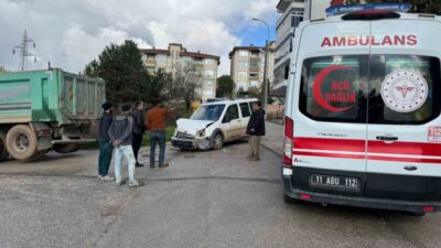 Bilecik'te M.D. yönetimindeki kamyon, F.B. idaresindeki hafif ticari araçla çarpıştı.