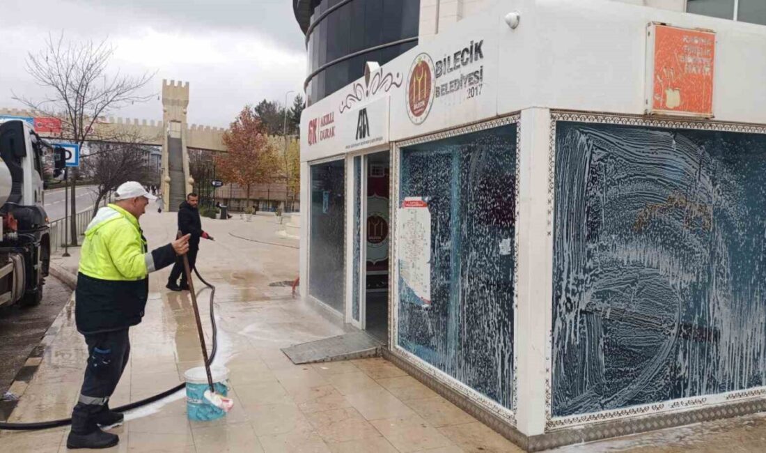 Bilecik’te Bekleme Duraklarında Detaylı Temizlik ve Bakım Çalışmaları Başlatıldı Bilecik Belediyesi, şehir genelindeki bekleme duraklarının kapsamlı temizlik ve bakımını