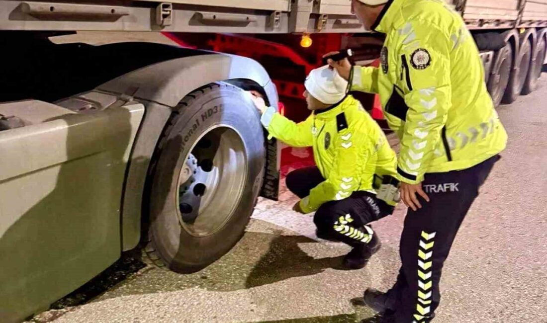 Bilecik'te kış lastiği denetimleri devam ediyor. İl Emniyet Müdürlüğü ekipleri,