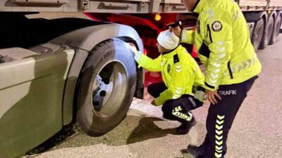 Bilecik'te kış lastiği denetimleri devam ediyor. İl Emniyet Müdürlüğü ekipleri,