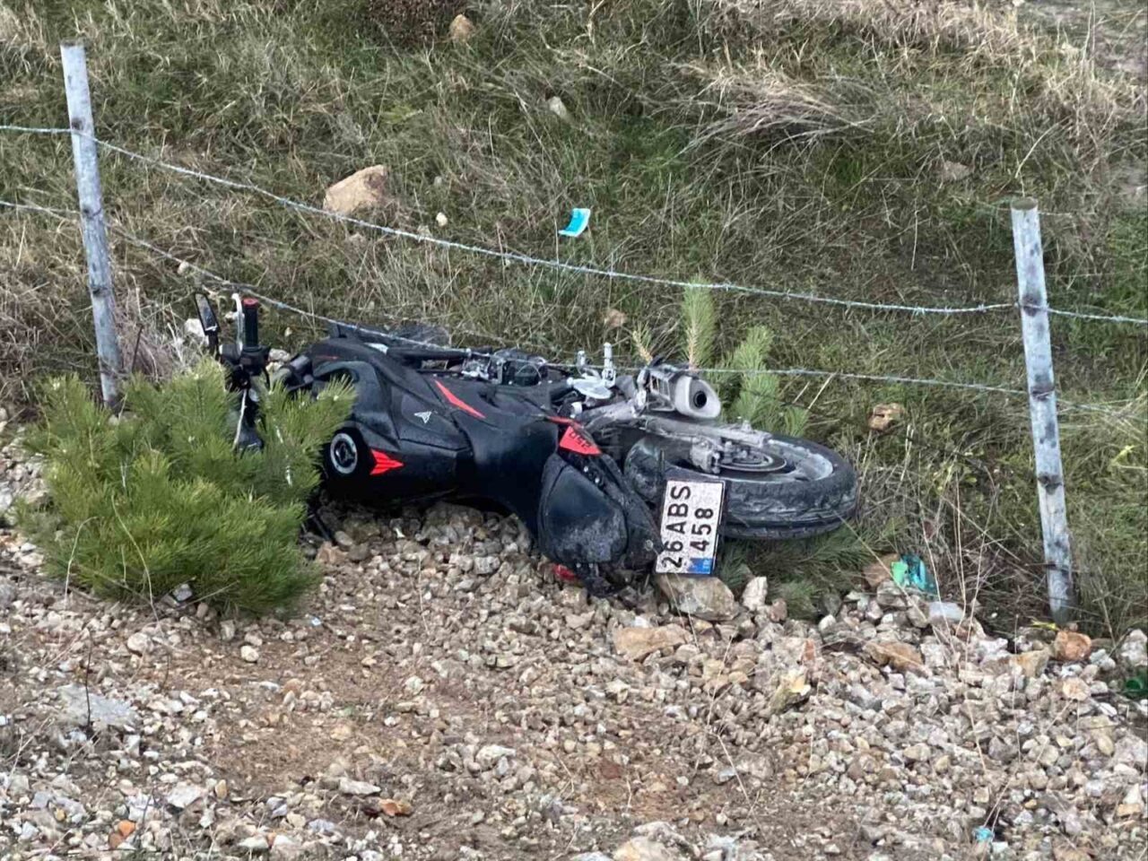 Bilecik'in Bozüyük ilçesinde, Mehmet Ç. yönetimindeki motosiklet kontrolden çıkarak refüje