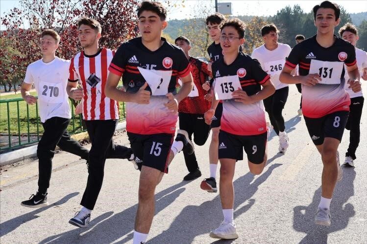 Bilecik’te Okul Spor Faaliyetleri Kros İl Seçmesi Yarışmaları Başarıyla Gerçekleştirildi Bilecik’te düzenlenen Okul Spor Faaliyetleri Kros İl Seçmesi Yarışmaları, Pelitözü